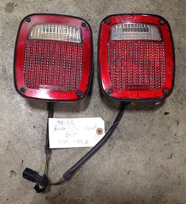 Jeep Wrangler TJ Rear Brake Tail Light Turn Signal 98-06 Pair Set OEM FREE SH